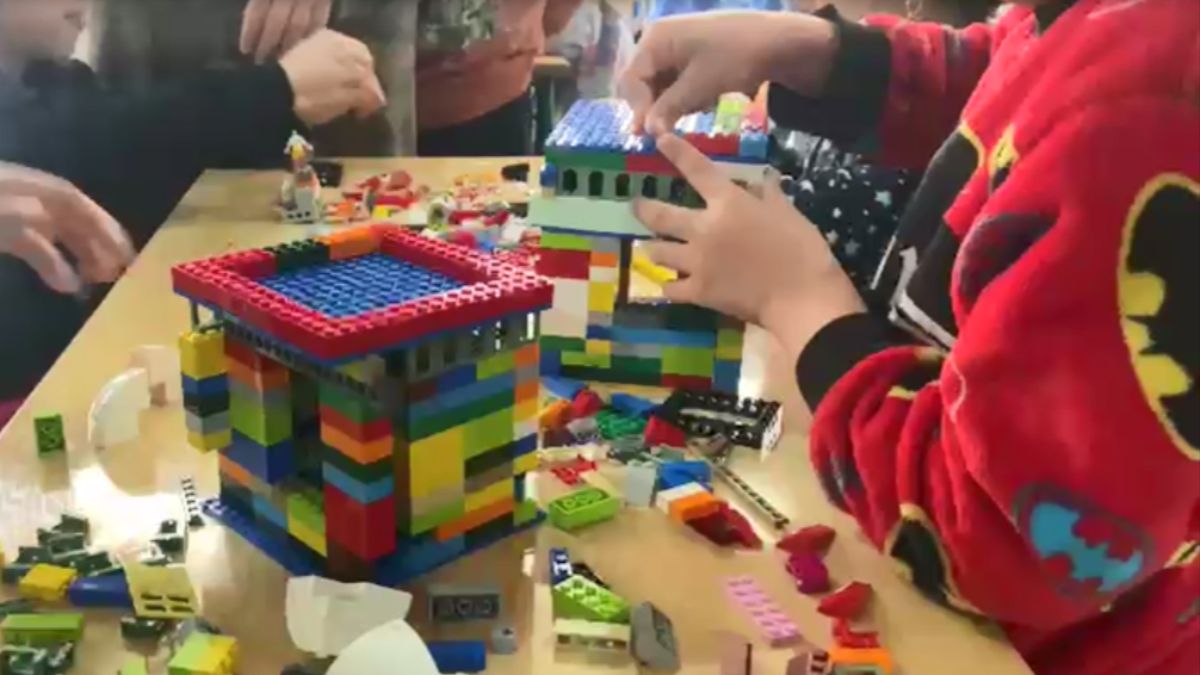 اطفال يلعبون اثناء النزوح